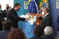 Governo firma parceria com 10 empresas