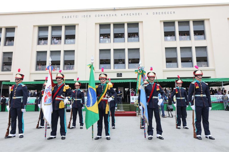 Presidente participa da entrega do espadin em Resende, Rio de Janeiro