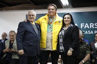 Presidente Jair Bolsonaro recebe Medalha Farroupilha em visita à Expointer