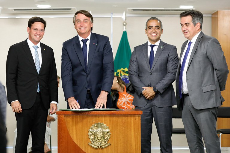 Presidente Jair Bolsonaro sanciona Projeto de Lei que torna permanente Auxílio Brasil com piso de R$ 400
