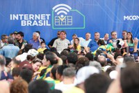 Governo Federal realiza entrega de internet para estudantes e documentos de propriedade de terra em Natal (RN)