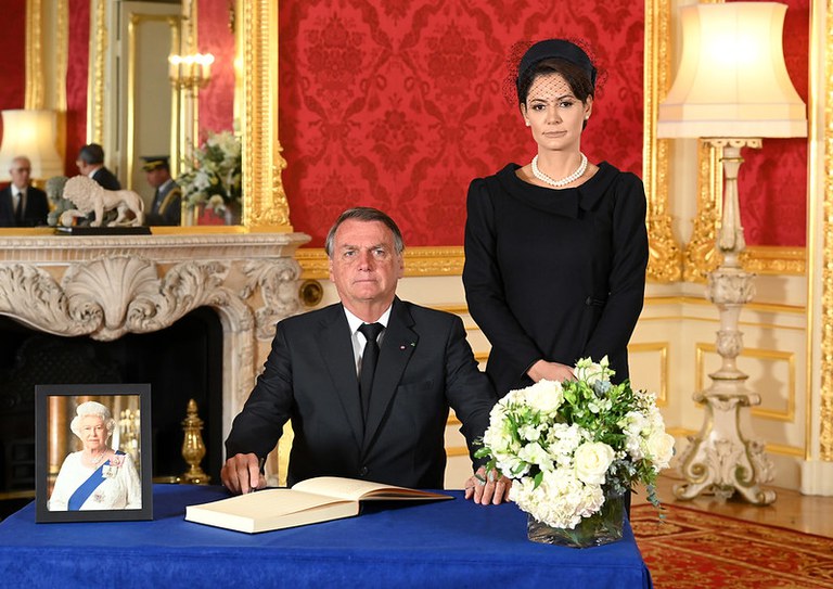 Em Londres, Presidente Jair Bolsonaro faz visita à Câmara Ardente da Rainha Elizabeth II