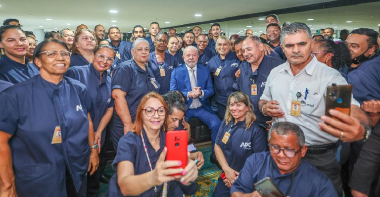 Presidente Lula e equipes de manutenção e limpeza