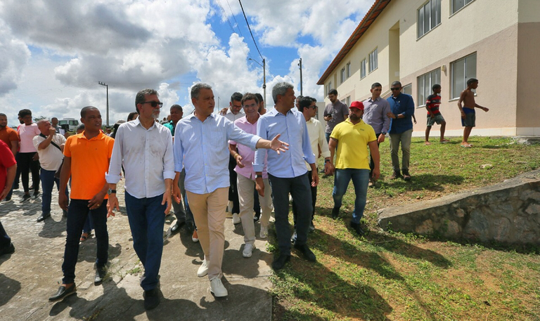 Ministro Rui Costa visita conjunto habitacional