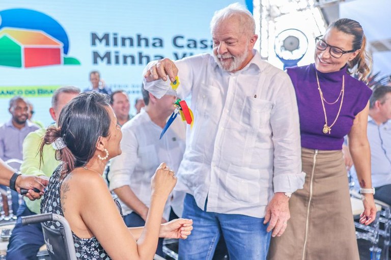 Lula entrega chave para Helen Cristina