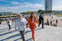 Lula determina retirada de grades do Planalto: "Democracia não precisa de muros"