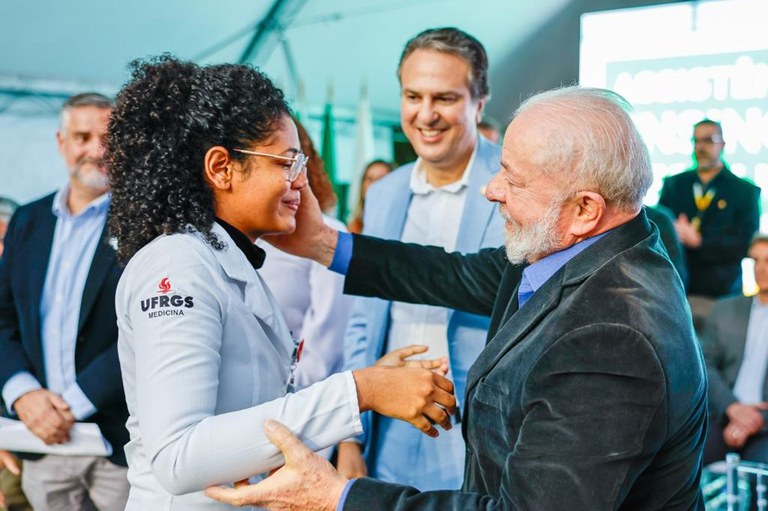Lula cumprimenta estudante de Medicina da UFRGS