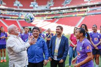 Lula e Ana Moser visitam treino de reconhecimento da seleção feminina de futebol