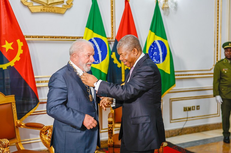 Lula recebe condecoração em Angola