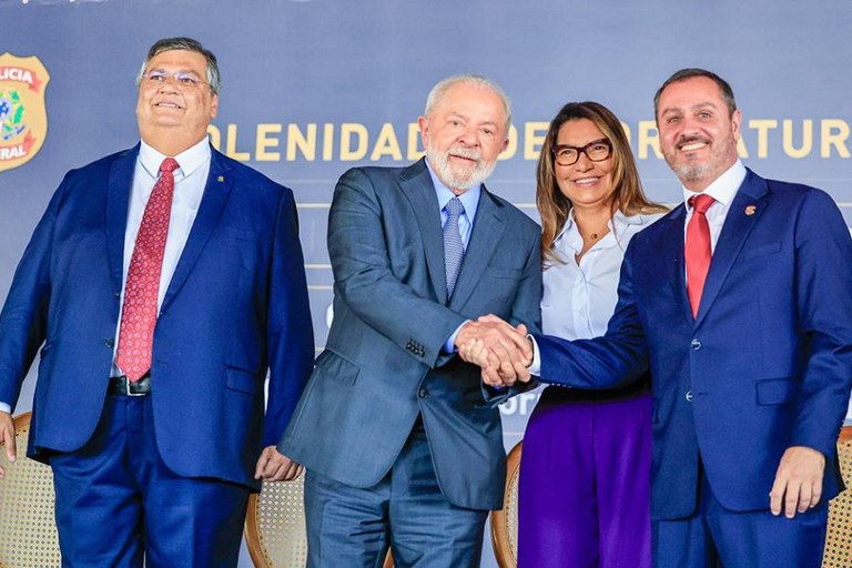 Lula cumprimenta diretor-geral da PF, Andrei Passos