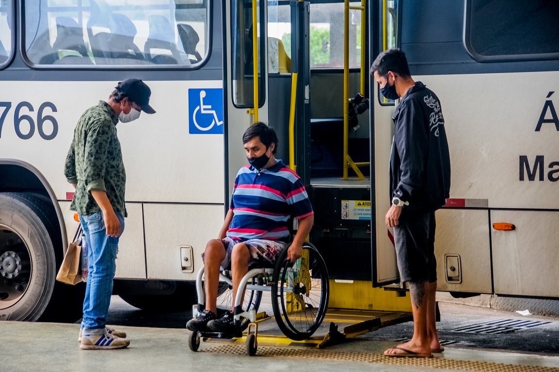 Ônibus com adaptação para acessibilidade