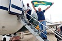 Brasileiros na entrada da aeronave