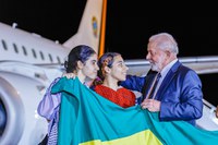 Presidente recebe 32 repatriados de Gaza na chegada a Brasília: "Coroamento de trabalho sério"