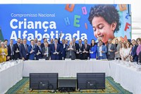 Em parceria com estados e municípios, presidente reforça meta de alfabetizar 80% das crianças na idade adequada até 2030