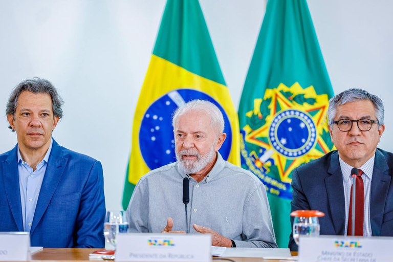 Presidente Lula e os ministros Fernando Haddad (Fazenda) e Alexandre Padilha (Relações Institucionais) durante reunião com prefeitos de municípios do Rio Grande do Sul - Ricardo Stuckert