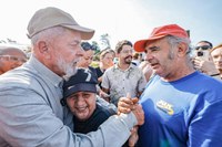 “Nós vamos estar junto de vocês nessa luta”, diz Lula a moradores de cidades gaúchas