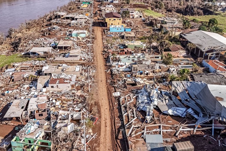 Foto aérea com moradias destruídas no Rio Grande do Sul