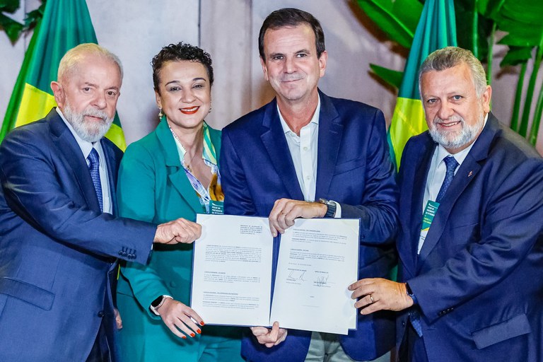 O presidente Lula, a presidenta do Banco do Brasil, Tarciana Medeiros, o prefeito do Rio de Janeiro, Eduardo Paes, e o presidente da Caixa Econômica, Carlos Vieira na assinatura dos contratos.