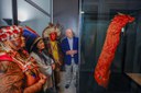 Presidente Lula observa o Manto Tupinambá, no Museu Nacional