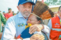 Lula visita comunidades afetadas pela seca no Amazonas e anuncia entrega de purificadores de água para a população