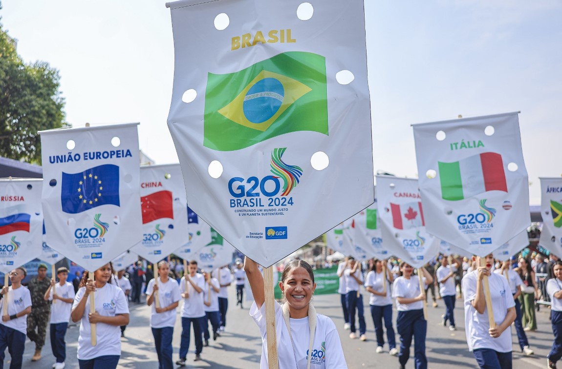 Estudantes com as bandeiras do G20