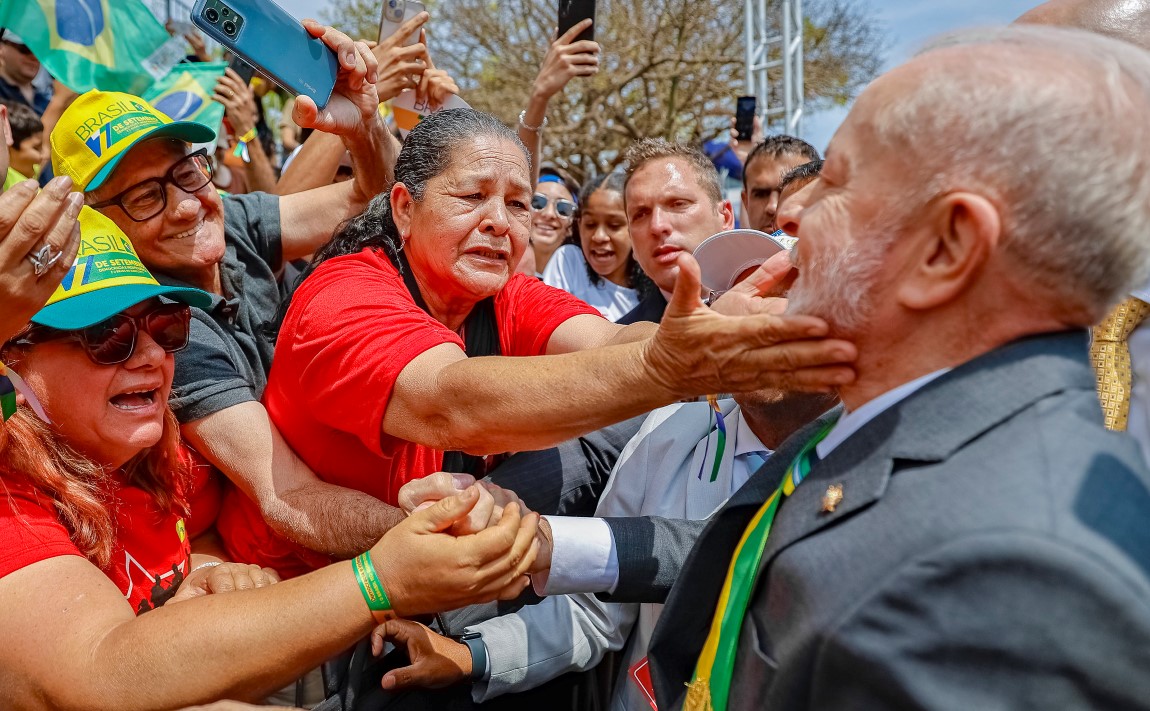 PR Lula cumprimenta população que veio ao desfile 