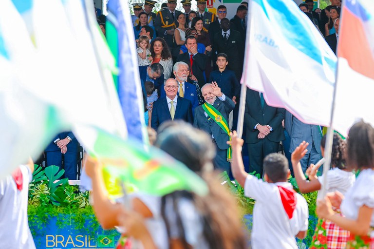 Desfile das crianças representando as 27 UFs