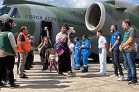 Sétimo voo com brasileiros resgatados do Líbano pousa em São Paulo