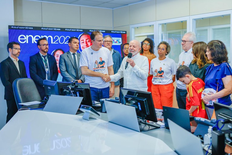 Lula visita Sala de Situação do Enem.jpg