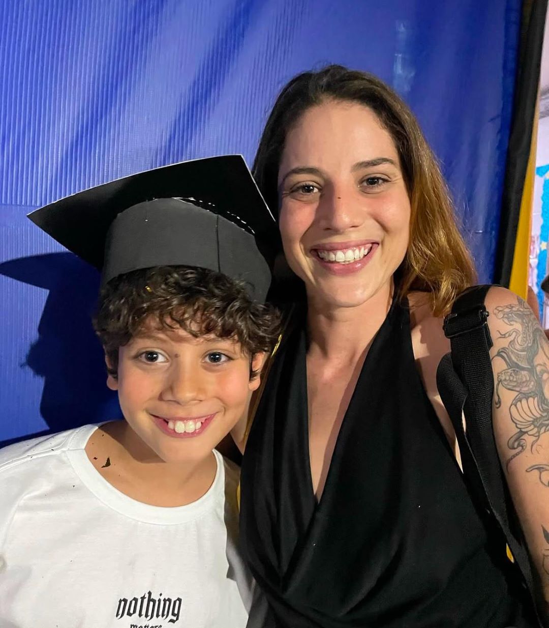 Luana Siqueira e o filho Caio, 10 anos: lei vai contribuir para um ambiente mais propício à concentração e ao desenvolvimento acadêmico. Foto: Reprodução/Instagram