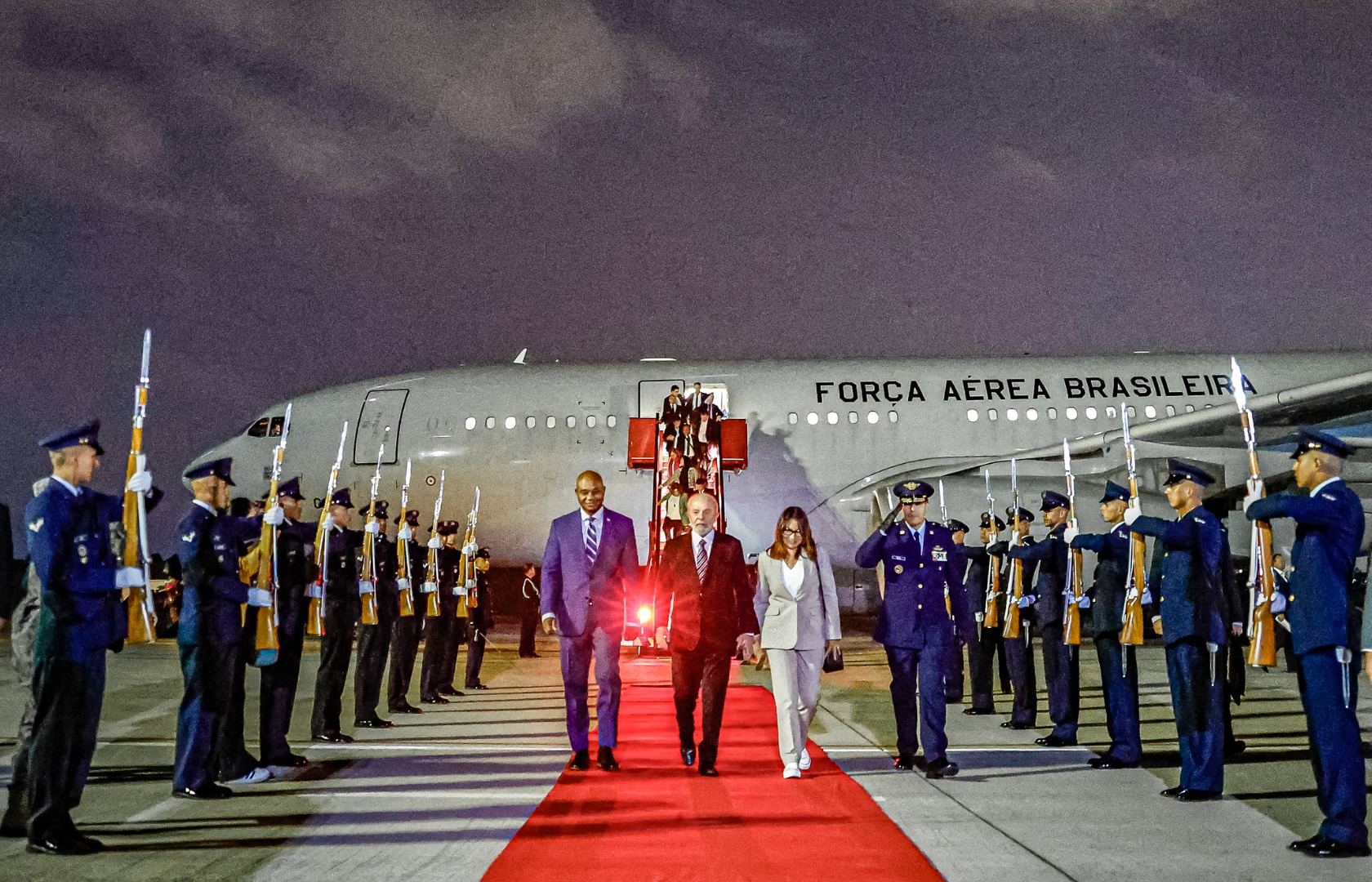 Presidente da República, Luiz Inácio Lula da Silva e a Primeira-dama, Janja Lula da Silva, durante a chegada a Bogotá, no Aeroporto Internacional El Dorado. Bogotá - Colômbia.