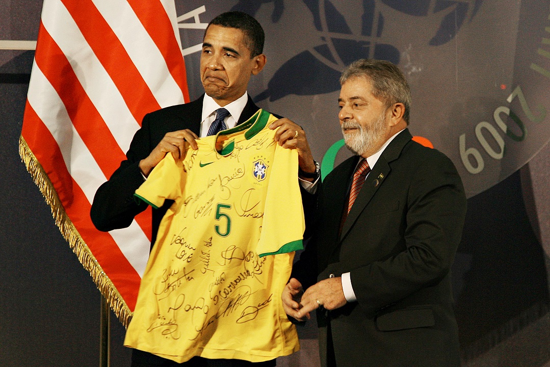 Presidente Lula presenteia o presidente dos Estados Unidos, Barack Obama, com camisa de futebol da Seleção Brasileira