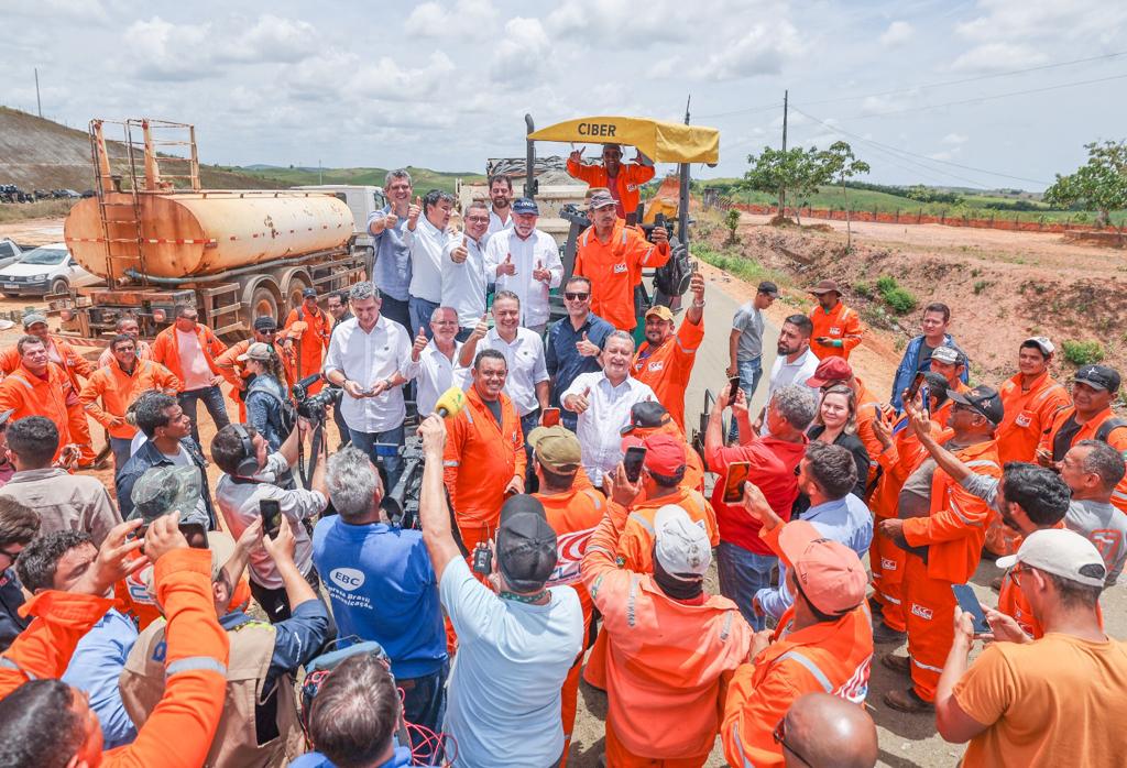 Presidente Lula e ministros de Estado com trabalhadores da BR-101/SE