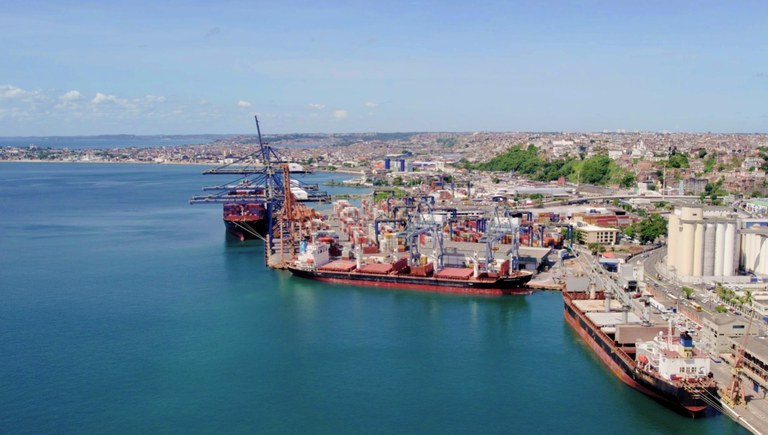 Maiores navios porta-contêineres do mundo com carga total vão atracar no Porto de Salvador