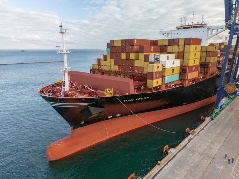 Navio de 366 metros atraca pela primeira vez no Porto de Salvador