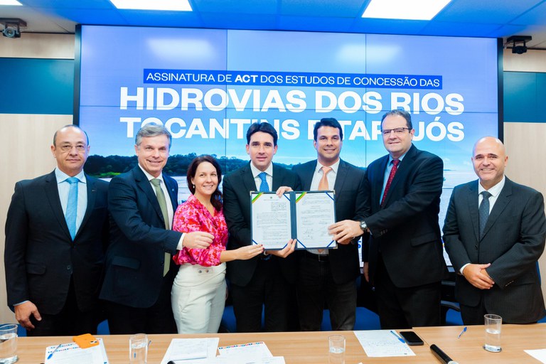 Silvio Costa e Filho assina acordo de cooperação para estudos e concessões de hidrovias dos rios Tocantins e Tapajós