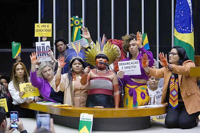Deputada Célia Xakriabá protesta durante fala na Câmara dos Deputados