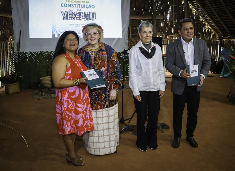 Ministra Sônia Guajajara no lançamento da primeira Constituição Federal em língua indígena