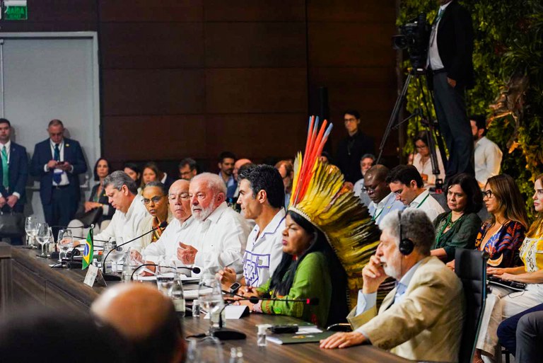 Lula discursa durante Cúpula Amazônica ao lado de ministras e ministros