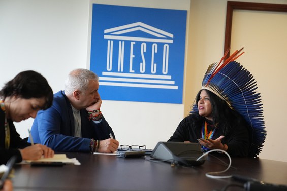 Ministra Sonia Guajajara conversa com o Diretor-Geral Adjunto de Cultura da UNESCO