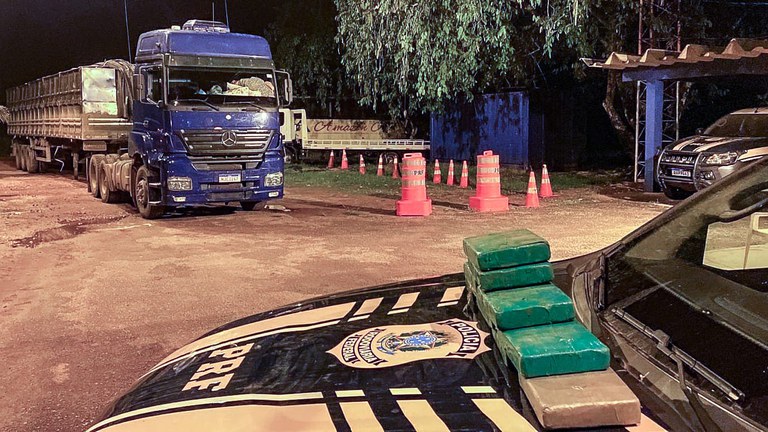 PRF apreende carreta que transportava cocaína em Rio Branco/AC
