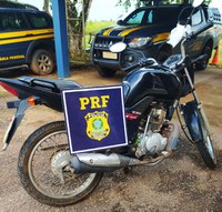 No Acre, PRF restitui motocicleta roubada ao proprietário após ser encontrada em ramal