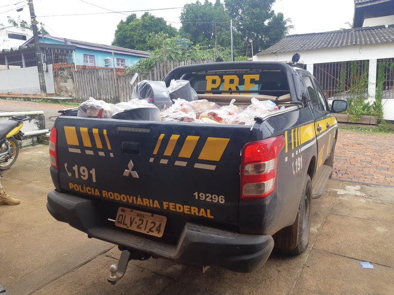 Policiais Rodoviários Federais doam cestas básicas e kits de limpeza no Acre