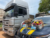 PRF apreende carreta que transportava 61 kg de droga em Rio Branco/AC