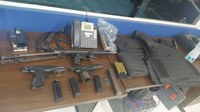 Homem que transportava diversas armas de fogo e munições é preso pela PRF, em Xapuri/AC