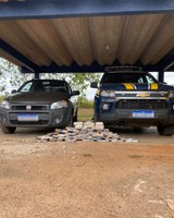 PRF apreende 50 kg de cocaína em carro transportado por caminhão-cegonha