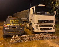 PRF apreende mais de 170 kg de cocaína sendo transportada em um caminhão
