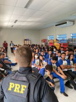PRF realiza palestras para alunos do ensino médio em escolas do Acre