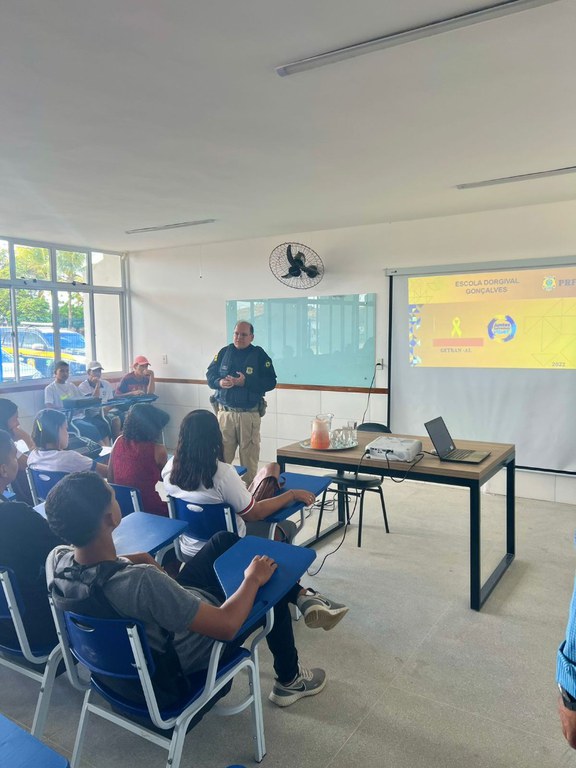 PRF realiza palestra sobre educação para o trânsito para alunos de escola pública de Campo Alegre1.jpg