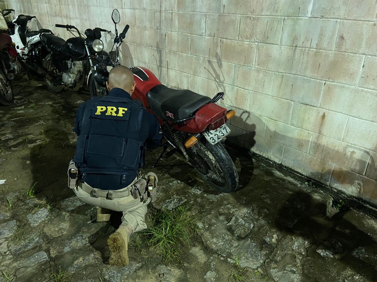 Homem é preso pela PRF com moto adulterada em União dos Palmares.jpg